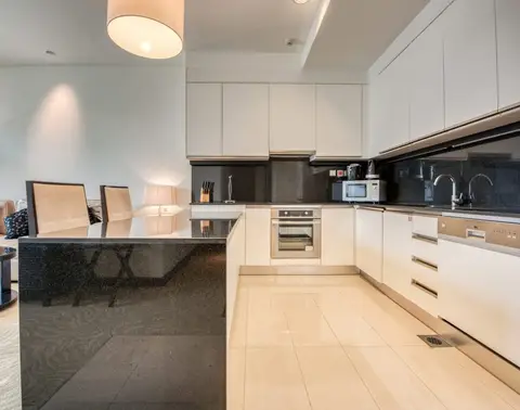 Hotel-like Stay in this 1-Bedroom Unit w/ Canal Views on a High-Floor — Dubai Marina — photo 5