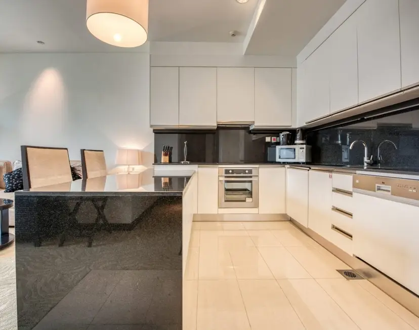 Hotel-like Stay in this 1-Bedroom Unit w/ Canal Views on a High-Floor — Dubai Marina — photo 5