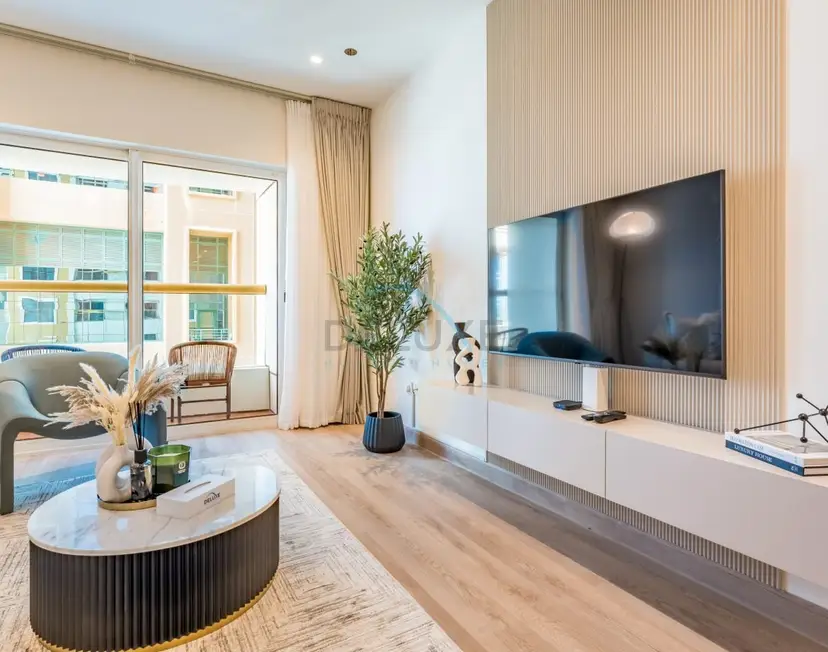 Renoviertes 1-Schlafzimmer-Apartment mit teilweisem Meer- und Stadtblick in Strandnähe — Dubai Marina — photo 1